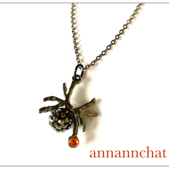 【ハロウィン　蜘蛛　swarovski 付き　ネックレス】の画像