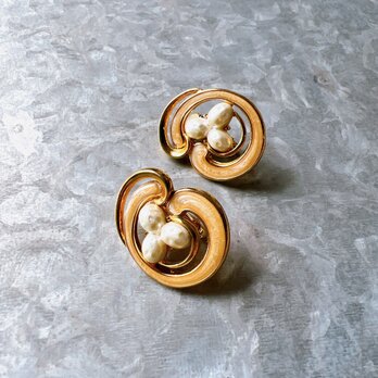 YA137-【 AVON 】エイボン・ヴィンテージイヤリング 1991 Pearly Swirl Clip Earringsの画像