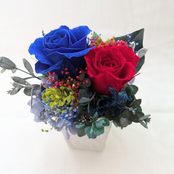 青と赤の薔薇のプリザーブドフラワー／ミニギフト（フラワーケースリボンラッピング付き）の画像