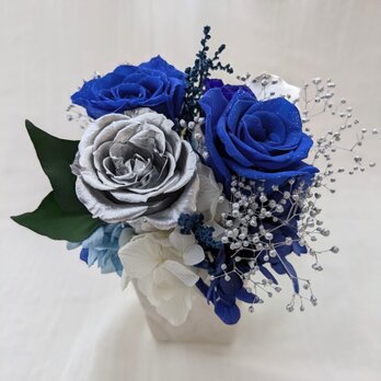 プリザーブドフラワー幸福の青い薔薇とシルバーのローズアレンジ【リボンラッピング付き】の画像