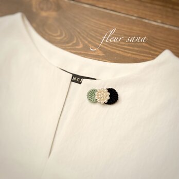 unique motif  シルキーパールとクロッシェのブローチ〈ribbon〉black・mint greenの画像