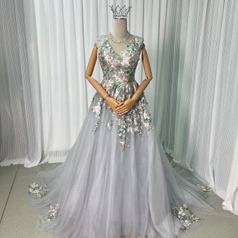 ウェディングドレス ブルーグレー ノースリーブ Vネック 花モチーフ ファスナー エレガント 優しいの画像