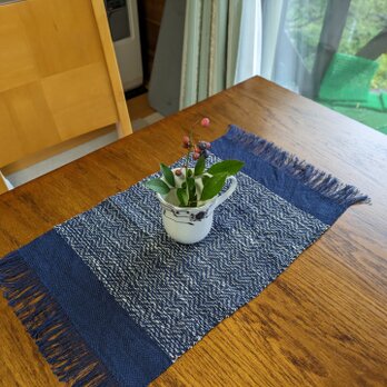 手織ティーマット(紺色ジグザグ柄)　綿とリネン、26cm×49cm(房を含む)の画像