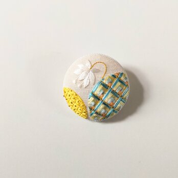 大きな葉っぱと花　ブローチ 黄色の画像