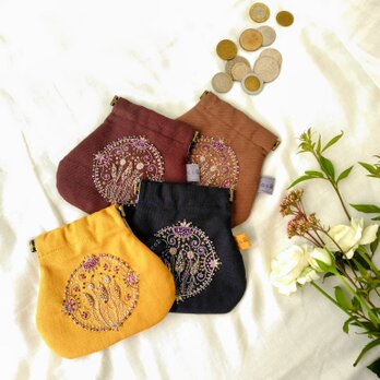 手刺繍のバネ口金ポーチの画像