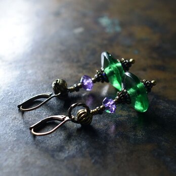 ディスク型アンティークボヘミアビーズと隠しブルービーズ、アメジストのピアス