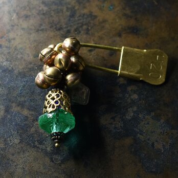 アンティークウランガラスと繊細装飾ブラスキャップとたわわな鈴、アフガンパーツのランドリーピンブローチ