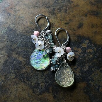 雫型銀化ローマングラスとたわわなアパタイト、白蝶貝の小花、ロードナイト、インドシルバー鈴ピアス