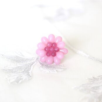 ミルキーピンクのお花のリングの画像
