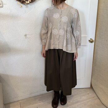 刺繍リネンのペプラムブラウス　お花玉　生成