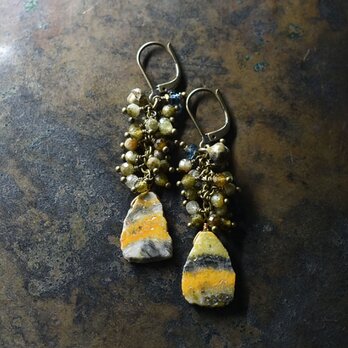 エクリプスとたわわなラブラドライト、ロンドンブルートパーズ、民族鈴のピアス