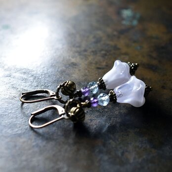 エンジェルトランペットの様なドイツヴィンテージビーズとブルートパーズ＆アメジストのピアス