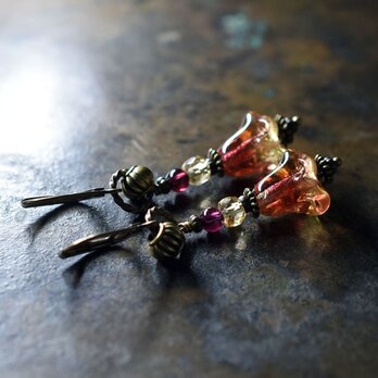 エンジェルトランペットの様なドイツヴィンテージビーズとシトリン＆ガーネットのピアス