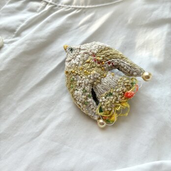 " 秋のすすきのような優しい色をまとう鳥さん"       秋冬刺繍ふっくらブローチの画像