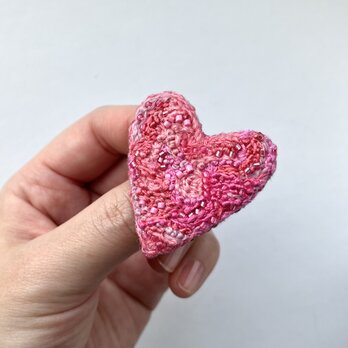 " 秋冬ピンクのハート刺繍ブローチ"の画像