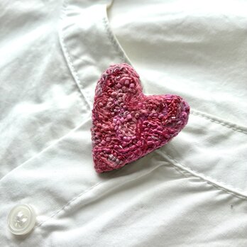 " 秋冬ピンクのハート刺繍ブローチ"の画像