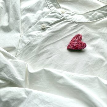 " 秋冬ピンクのハート刺繍ブローチ"の画像