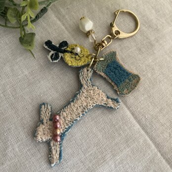 ハンドメイド ＊ミナペルホネンスキップランランラン花モチーフキーホルダー1点物天然石の画像