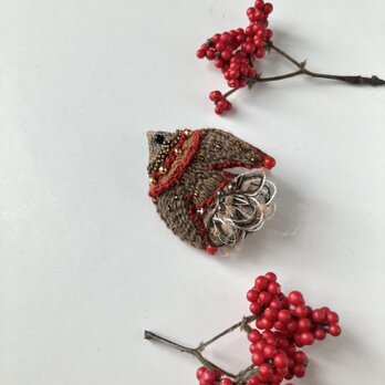 " 秋冬ブラウン×レッドカラー　鳥さん　秋冬刺繍ふっくらブローチの画像