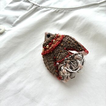 " 秋冬ブラウン×レッドカラー　鳥さん　秋冬刺繍ふっくらブローチの画像