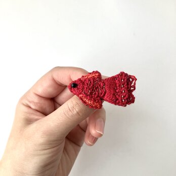 秋冬レッド　"小さな赤いお魚さん" 秋冬刺繍ブローチ
