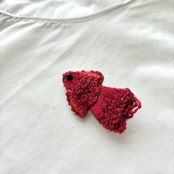 秋冬レッド　"小さな赤いお魚さん" 秋冬刺繍ブローチの画像