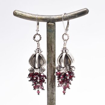 ドークラックカレンシルバー、たわわなガーネットのピアス