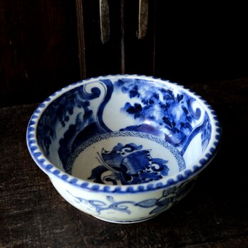 込みに蝶々◆線描きの花文様。伊万里　花蝶文染付鉢　骨董・antiques 丁寧な暮らしに。江戸期の画像