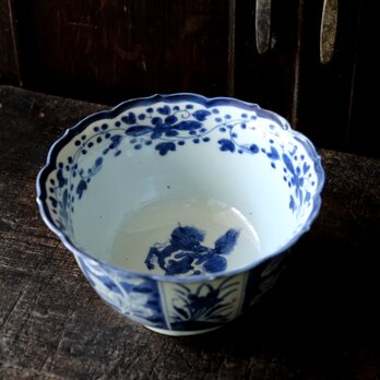 素敵な形状◆見込みに麒麟。伊万里　草花文染付波縁深鉢　骨董・antiques 丁寧な暮らしに。江戸期の画像