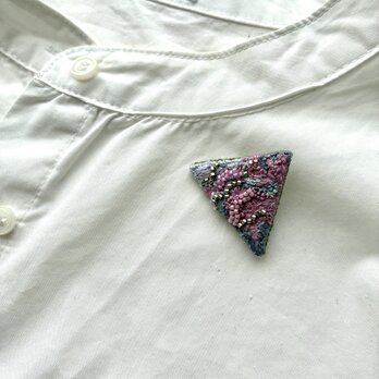 秋冬のアンニュイなカラー　ピンクandグレーの三角刺繍ブローチの画像