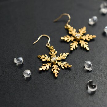 期間限定【14kgfピアス】ヴィンテージな真鍮　雪の結晶 クリスタル