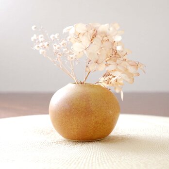 こっくり山吹色の丸い花入れの画像