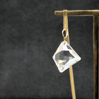 24mm 立体的 クォーツ/白水晶  K18 K18GP 天然石ネックレス - 変形ダイヤＭの画像