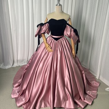 カラードレス ピンク 光沢サテン 黒 ビロード オフショルダー 編み上げ ふわふわドレス 前撮りの画像