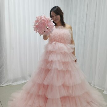 華やか カラードレス 薄ピンク ベアトップ ふわふわドレス 編み上げ 柔らかく重ねたチュールスカート 結婚式の画像
