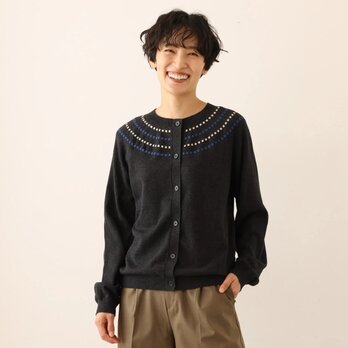 程よく存在感を引き立てるカーディガン 配色ジャガード　長袖　ダークグレー　241001-1の画像