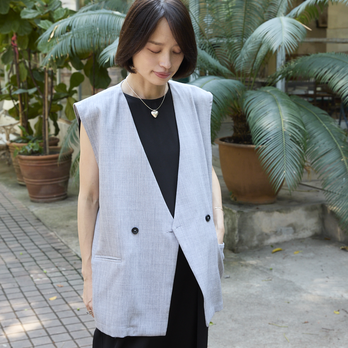 【洗える】エアリーな着こなし バックスリット デザイン ジレ　グレー　0659Greyの画像