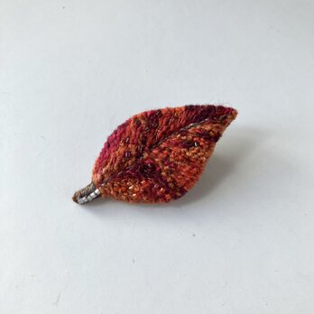"autumn leaves"秋の紅色の落ち葉の刺繍ブローチの画像