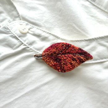 "autumn leaves"秋の紅色の落ち葉の刺繍ブローチの画像