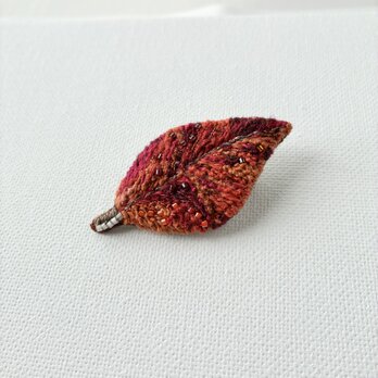 "autumn leaves"秋の紅色の落ち葉の刺繍ブローチ