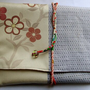 ７９８６　花柄の着物と白絣で作ったタブレット入れ　の画像