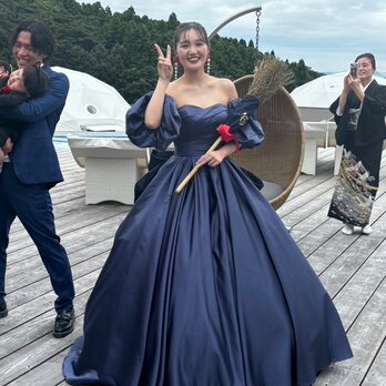 実例写真！優しい カラードレス ネイビー ベアトップ パフスリーブ 光沢サテン ふっくら柔らかなバックリボン 前撮りの画像