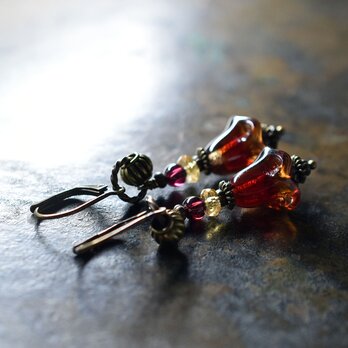 エンジェルトランペットの様なドイツヴィンテージビーズとシトリン＆ガーネットのピアス