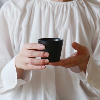 【お茶を飲む湯呑みとして、副菜用の小鉢として】半合湯呑み・100cc・黒の画像