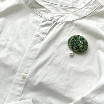 揺れるパールビーズと緑のオーバル型刺繍ブローチの画像