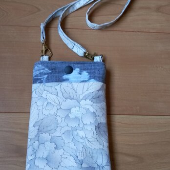 粋な花模様の白紬の布からスマホショルダー　絹の画像