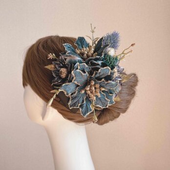 ブルーグリンのポインセチアのヘアクリップ　ゴールド　リボン　着物　青緑　発表会　お花のヘアクリップ　成人式　袴の画像