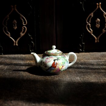 椅子に座る皇女◆草花と蝶々。中国産色絵金彩小ぶり急須　煎茶茶器　シノワズリ　チャイナレトロ　インテリアの画像