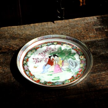 椅子に座る皇女◆草花と蝶々。中国産色絵金彩中皿プレート　煎茶茶器　シノワズリ　チャイナレトロ　インテリアの画像