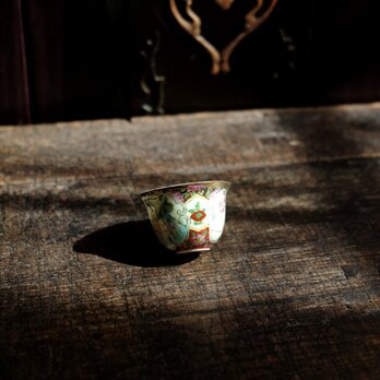 椅子に座る皇女◆赤が素敵。中国産色絵金彩小ぶり猪口（茶杯）　煎茶茶器　シノワズリ　チャイナレトロ　インテリアの画像